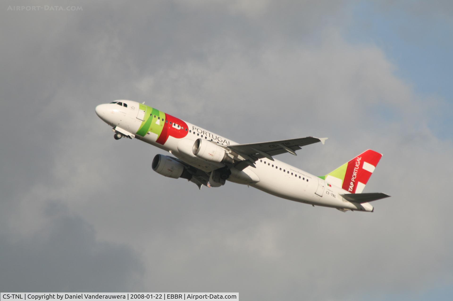 CS-TNL, 2000 Airbus A320-214 C/N 1231, flight TP605 is taking off from rwy 25R