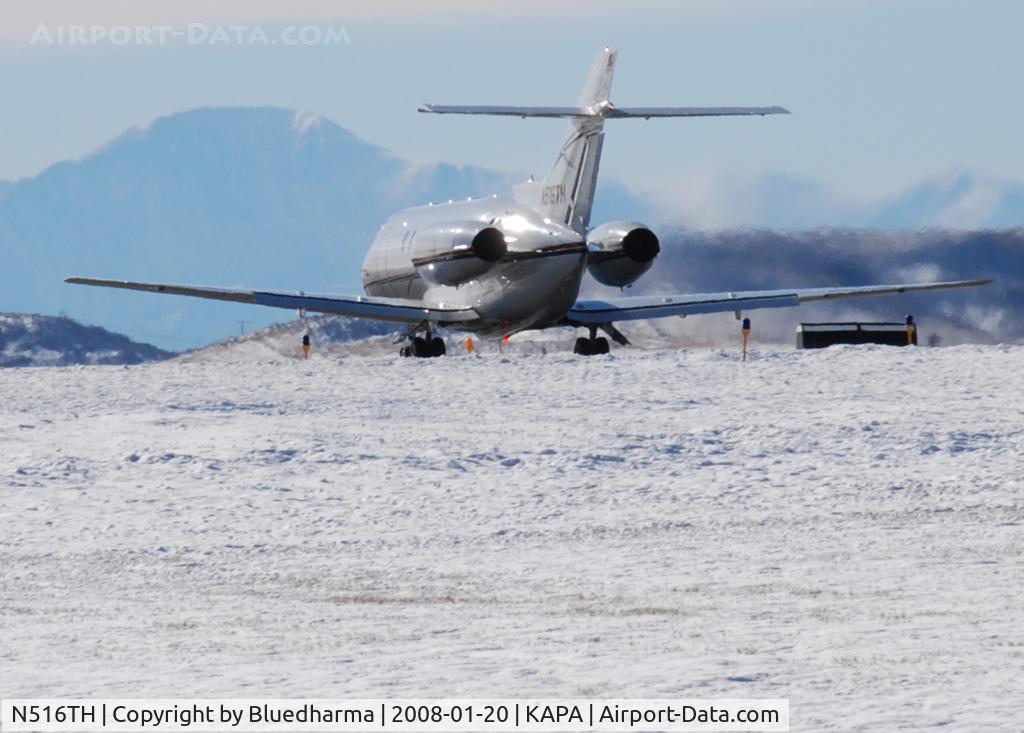 N516TH, 1999 Raytheon Hawker 800XP C/N 258418, Takeoff on 17L. Pikes Peak in the distance.