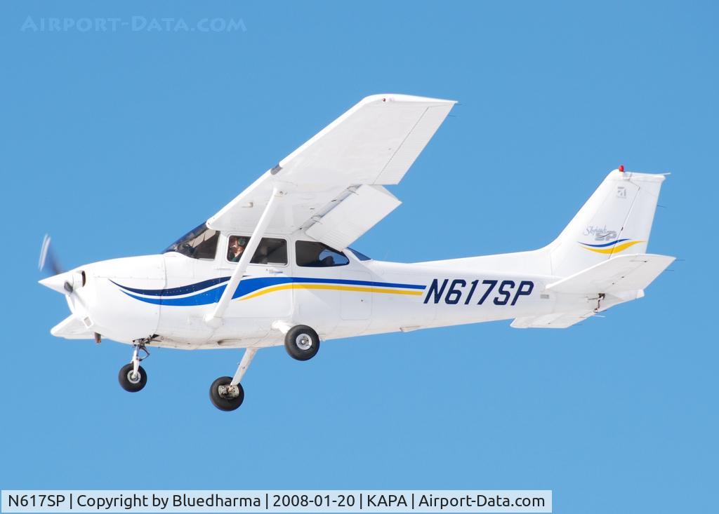 N617SP, 2000 Cessna 172S C/N 172S8606, Approach to 17R.