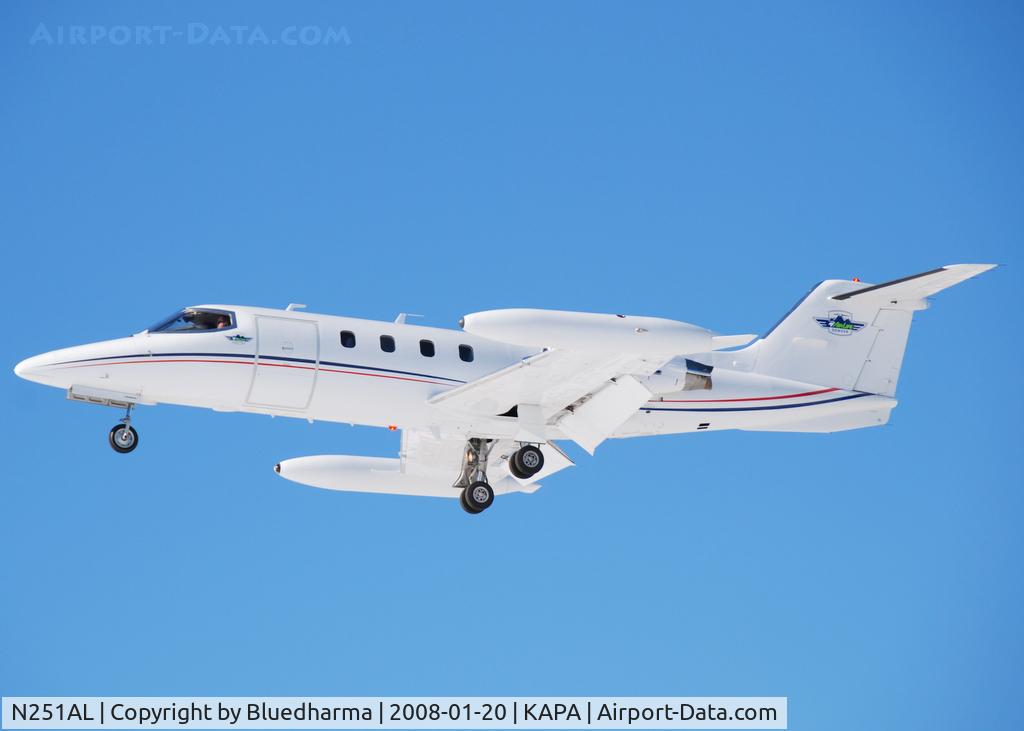 N251AL, Gates Learjet 25D C/N 25D-313, Airlife Denver. Approach to 17L.