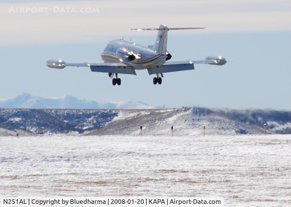 N251AL, Gates Learjet 25D C/N 25D-313, Airlife Denver. Approach to 17L.