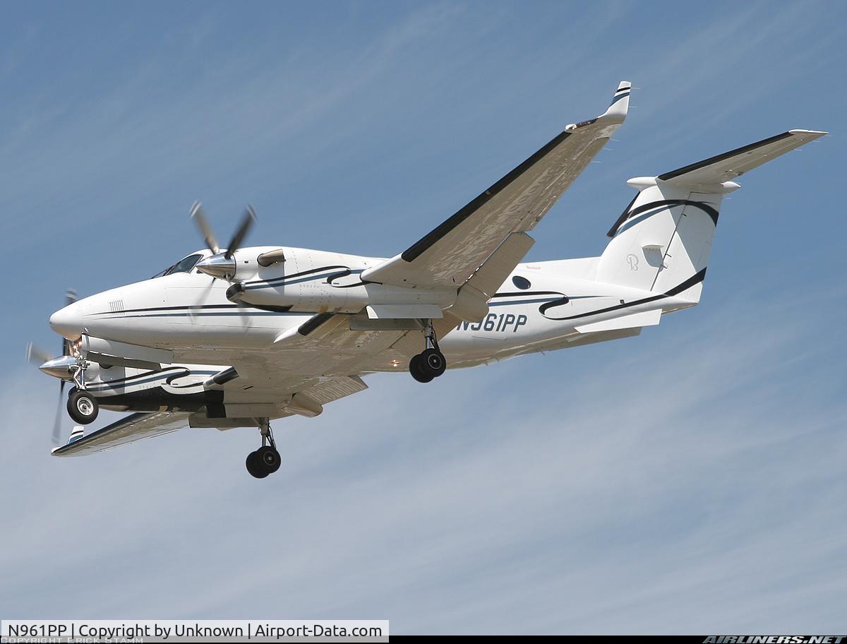 N961PP, 2005 Raytheon Aircraft Company B300 C/N FL-447, On Approach