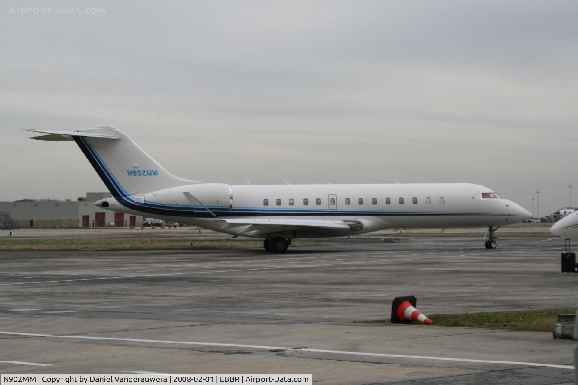 N902MM, 2001 Bombardier BD-700-1A10 Global Express C/N 9097, manoeuvring to leave G.A. apron - sorry, no sun today!