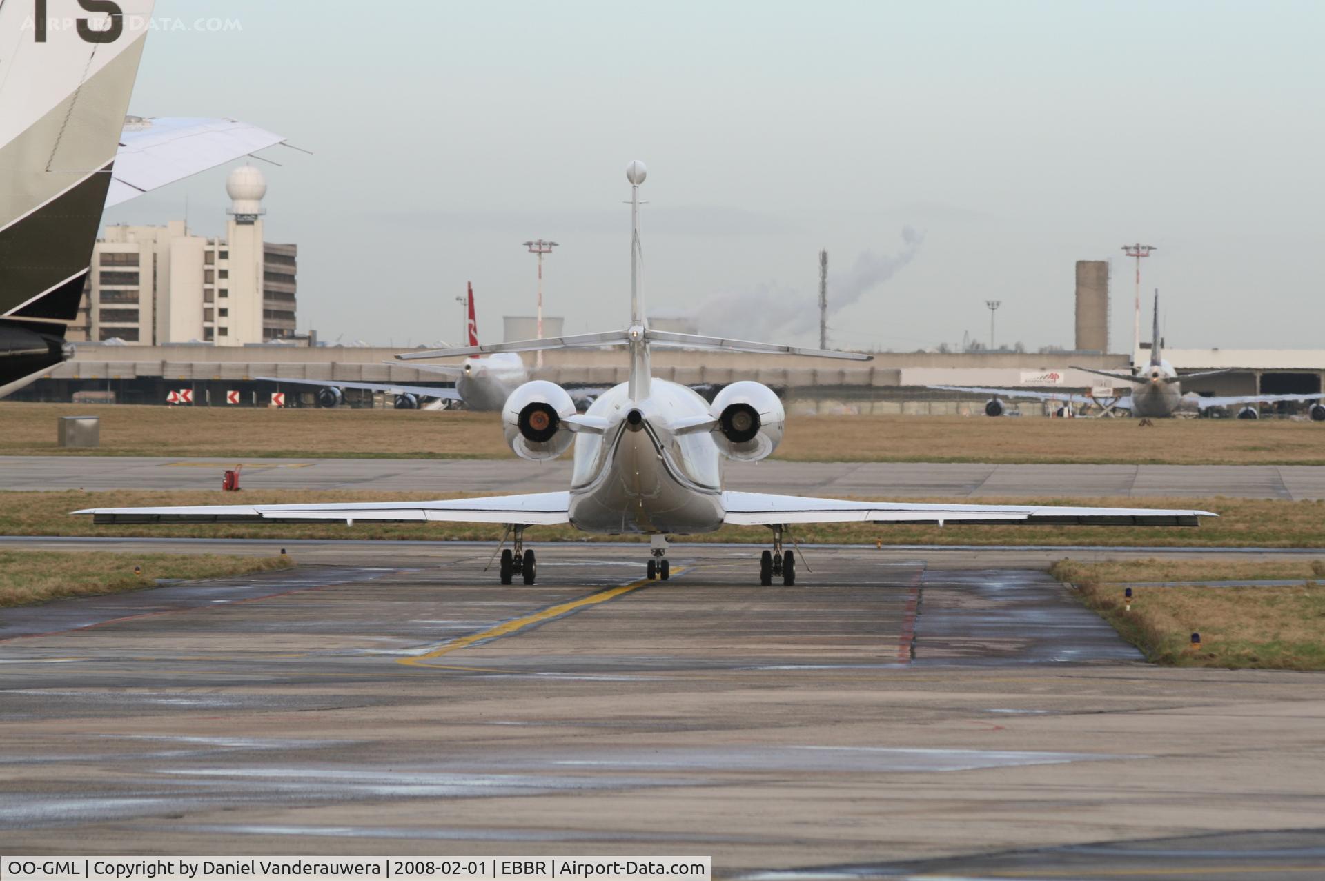 OO-GML, 2005 Dassault Falcon 2000EX C/N 75, manoeuvring to leave G.A. apron