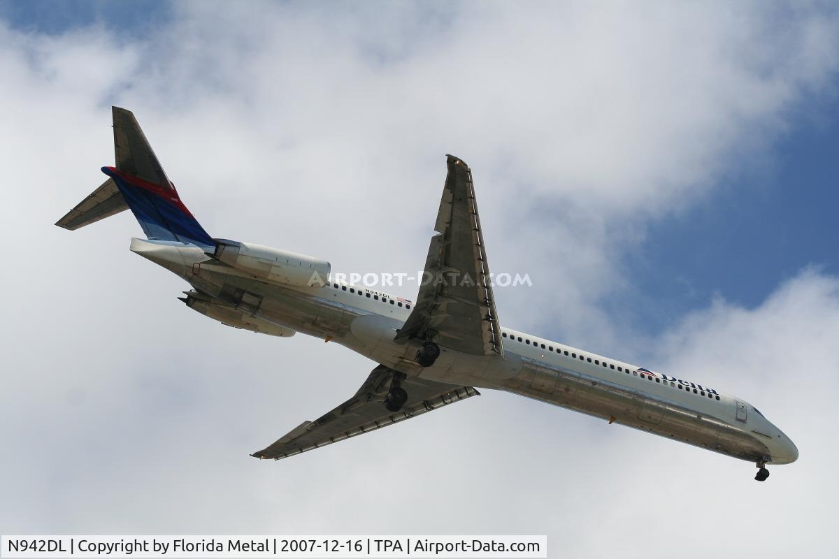 N942DL, 1989 McDonnell Douglas MD-88 C/N 49815, Delta
