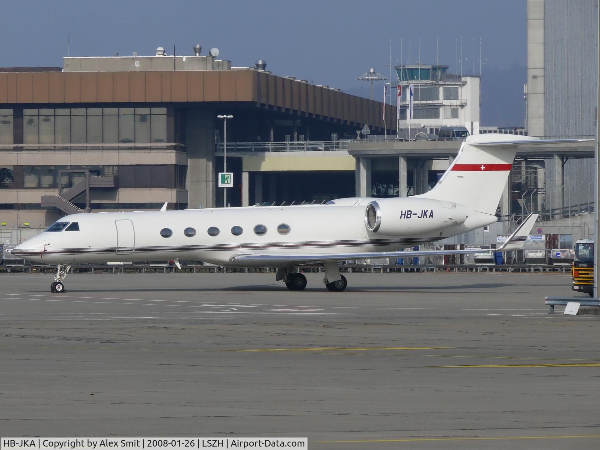 HB-JKA, 1998 Gulfstream Aerospace GV C/N 554, Sitting in the sun