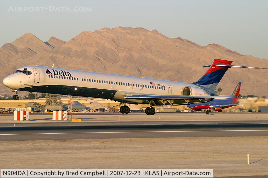 N904DA, 1995 McDonnell Douglas MD-90-30 C/N 53384, Delta Airlines / 1995 McDonnell Douglas MD-90-30