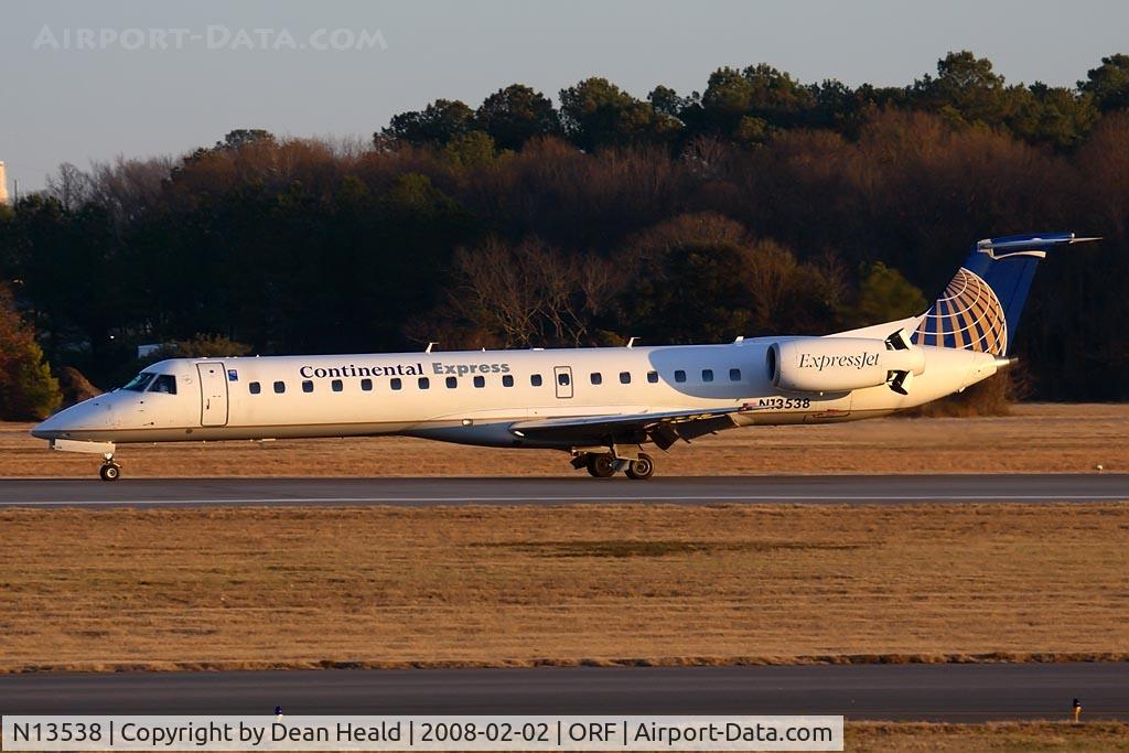 N13538, 2001 Embraer ERJ-145LR (EMB-145LR) C/N 145527, Continental Express (Operated by ExpressJet) N13538 (FLT BTA2987) from Newark Liberty Int'l (KEWR) rolling out on RWY 5.