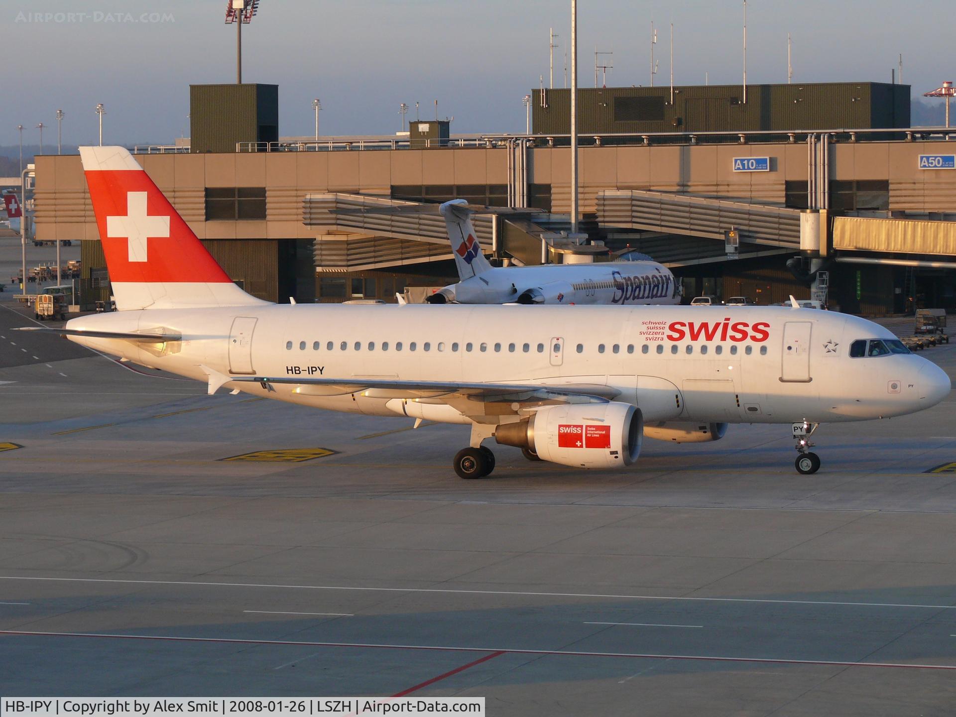 HB-IPY, 1996 Airbus A319-112 C/N 621, Finding it's parkingspot in the last sunlight