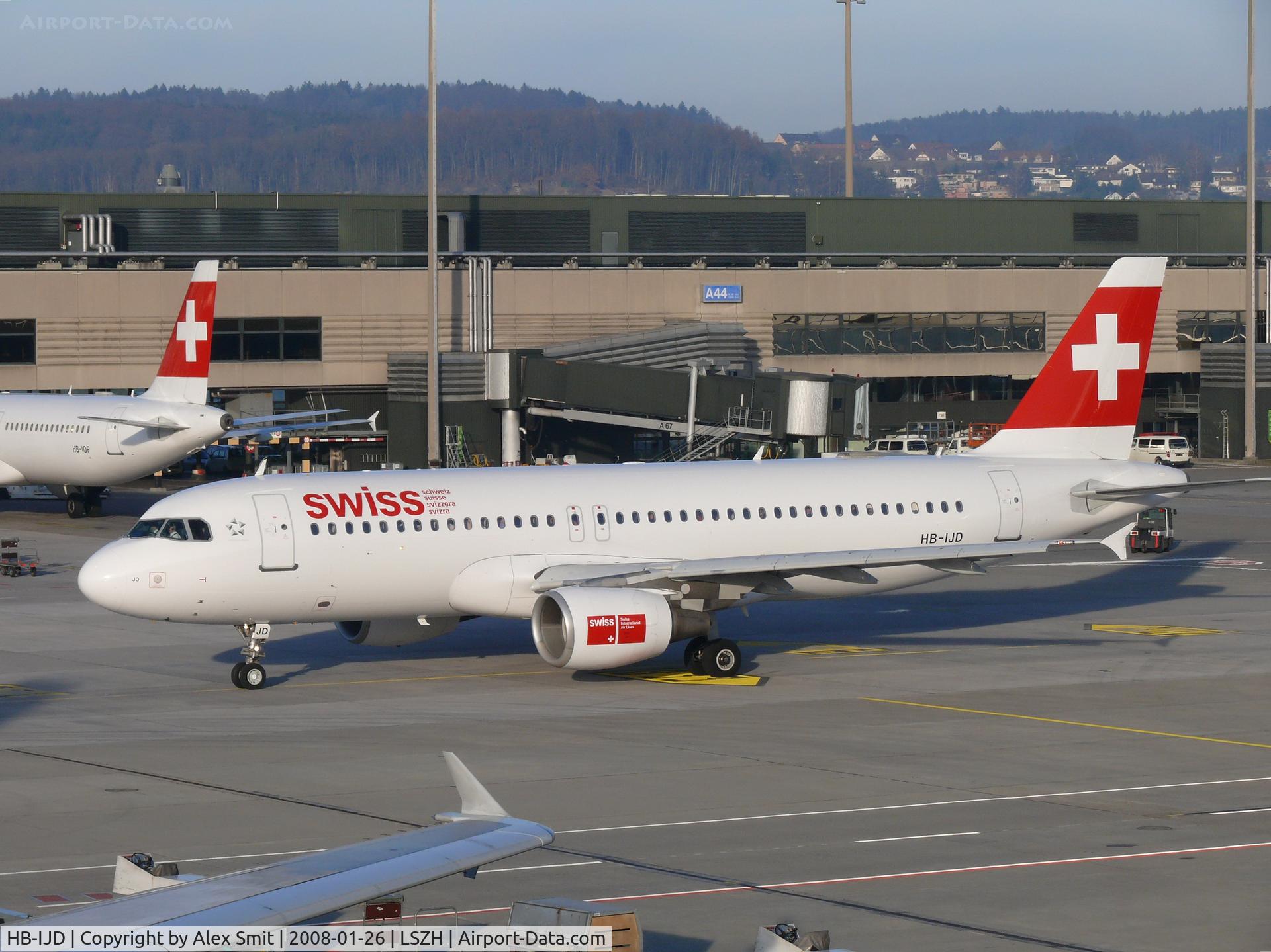 HB-IJD, 1995 Airbus A320-214 C/N 553, Rolling out for another flight