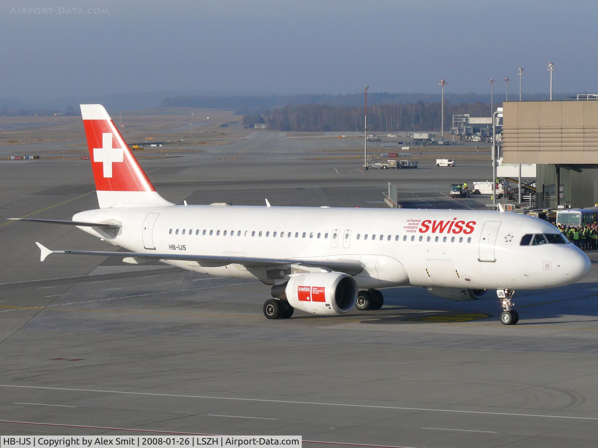 HB-IJS, 1998 Airbus A320-214 C/N 782, Rolling past a busload of spotters