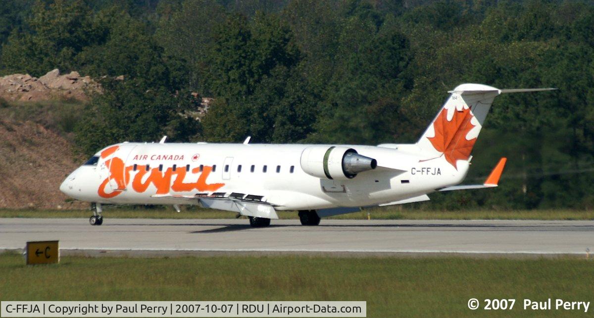 C-FFJA, 2004 Canadair CRJ-200LR (CL-600-2B19) C/N 7985, Nice touch, the inner surface of the winglets are color-matched