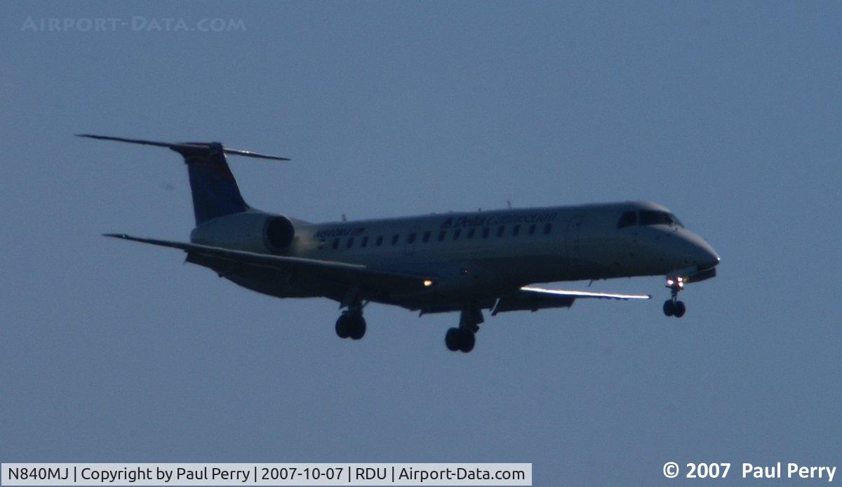 N840MJ, 2001 Embraer ERJ-145LR (EMB-145LR) C/N 145429, Dropping into Raleigh, right onto 23L