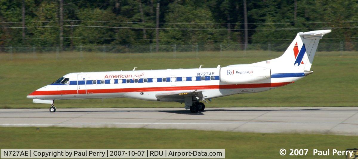 N727AE, 2000 Embraer ERJ-135LR (EMB-135LR) C/N 145326, Rolling out after landing