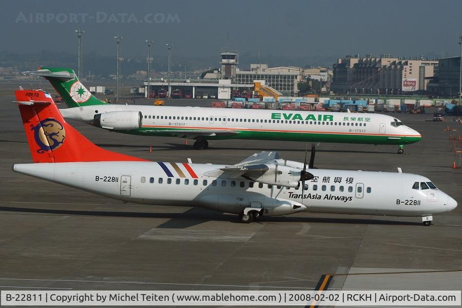 B-22811, 2007 ATR 72-212A C/N 749, Transavia Airways in front of MD-90 B-17917 from EVA Air
