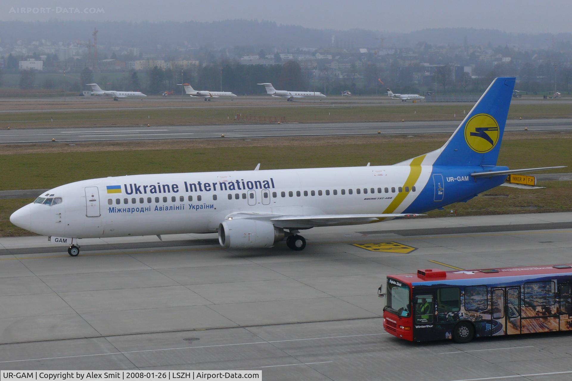 UR-GAM, Boeing 737-4Y0 C/N 25190/2256, Racing the airportbus?