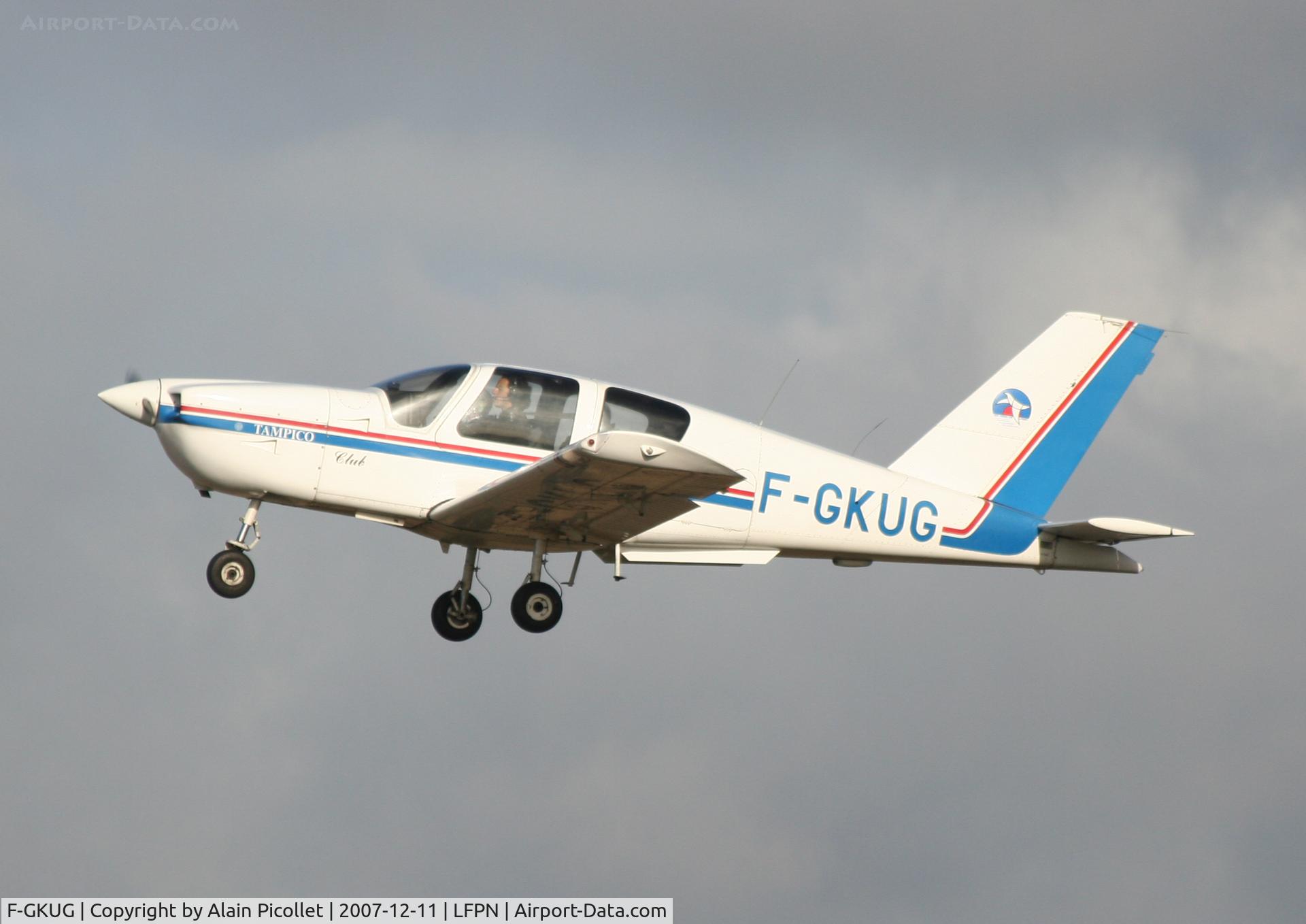 F-GKUG, Socata TB-9 Tampico C/N 1148, taking off