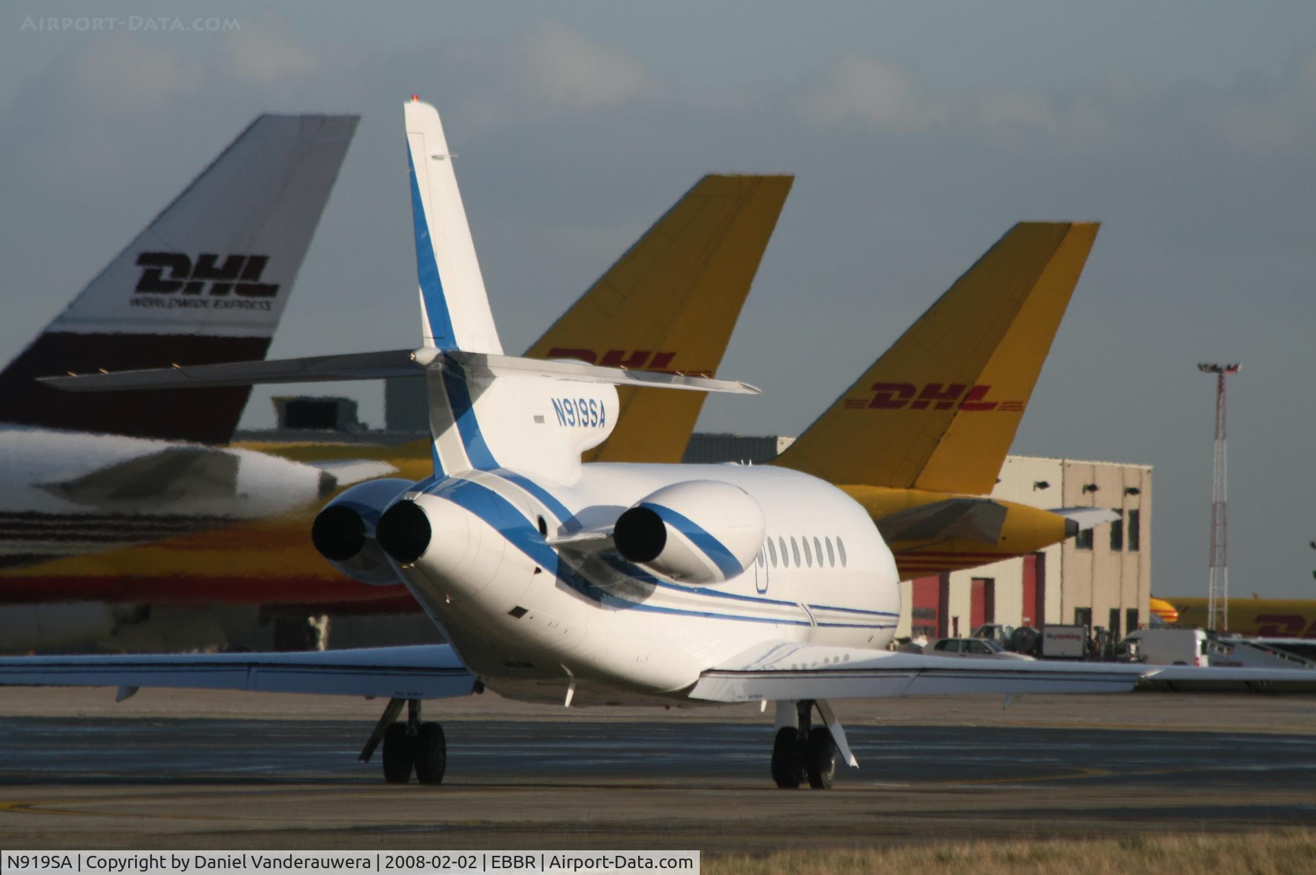 N919SA, 2003 Dassault Falcon 900EX C/N 124, manoeuvring to leave G.A. apron