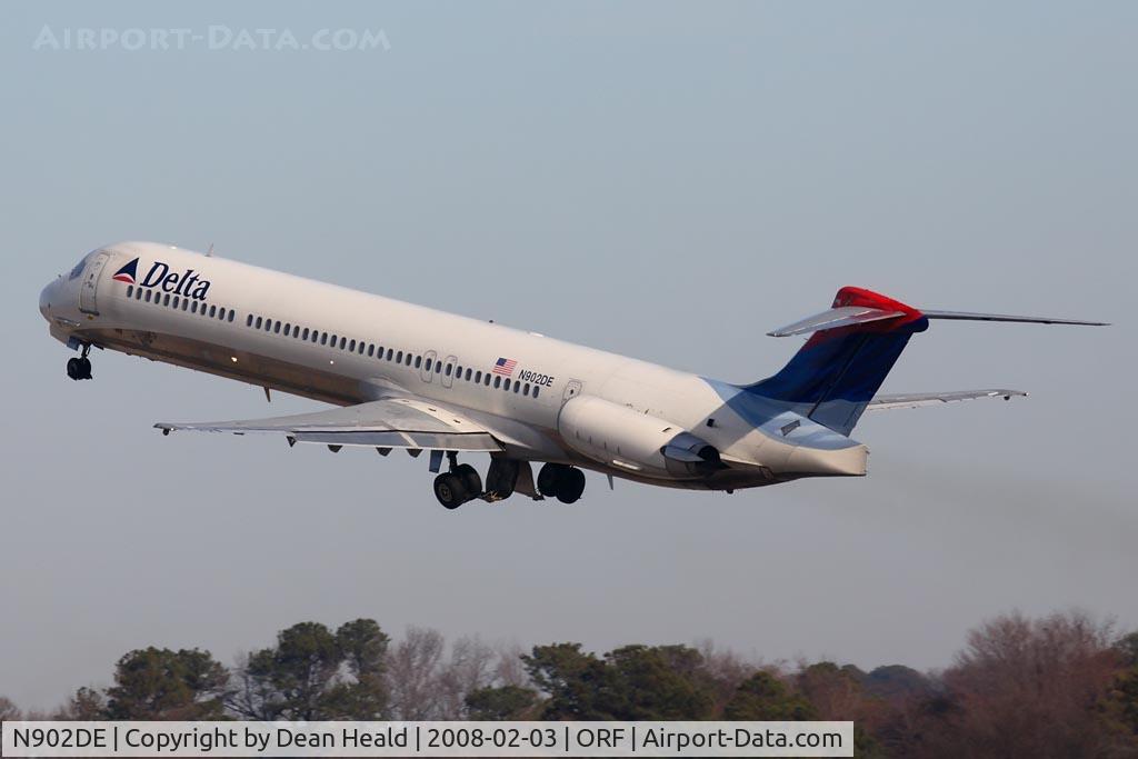 N902DE, 1992 McDonnell Douglas MD-88 C/N 53379, Delta Airlines N902DE (FLT DAL863) climbing out from RWY 5 enroute to Hartsfield-Jackson Atlanta Int'l (KATL).