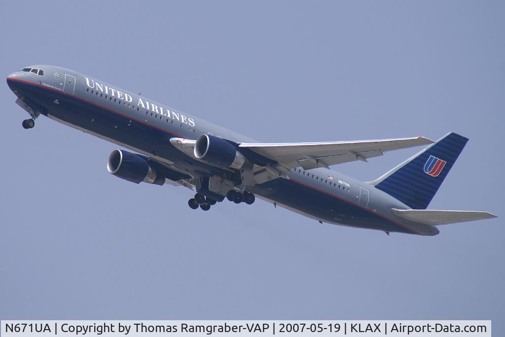 N671UA, 1999 Boeing 767-322 C/N 30026, United Airlines Boeing 767-300