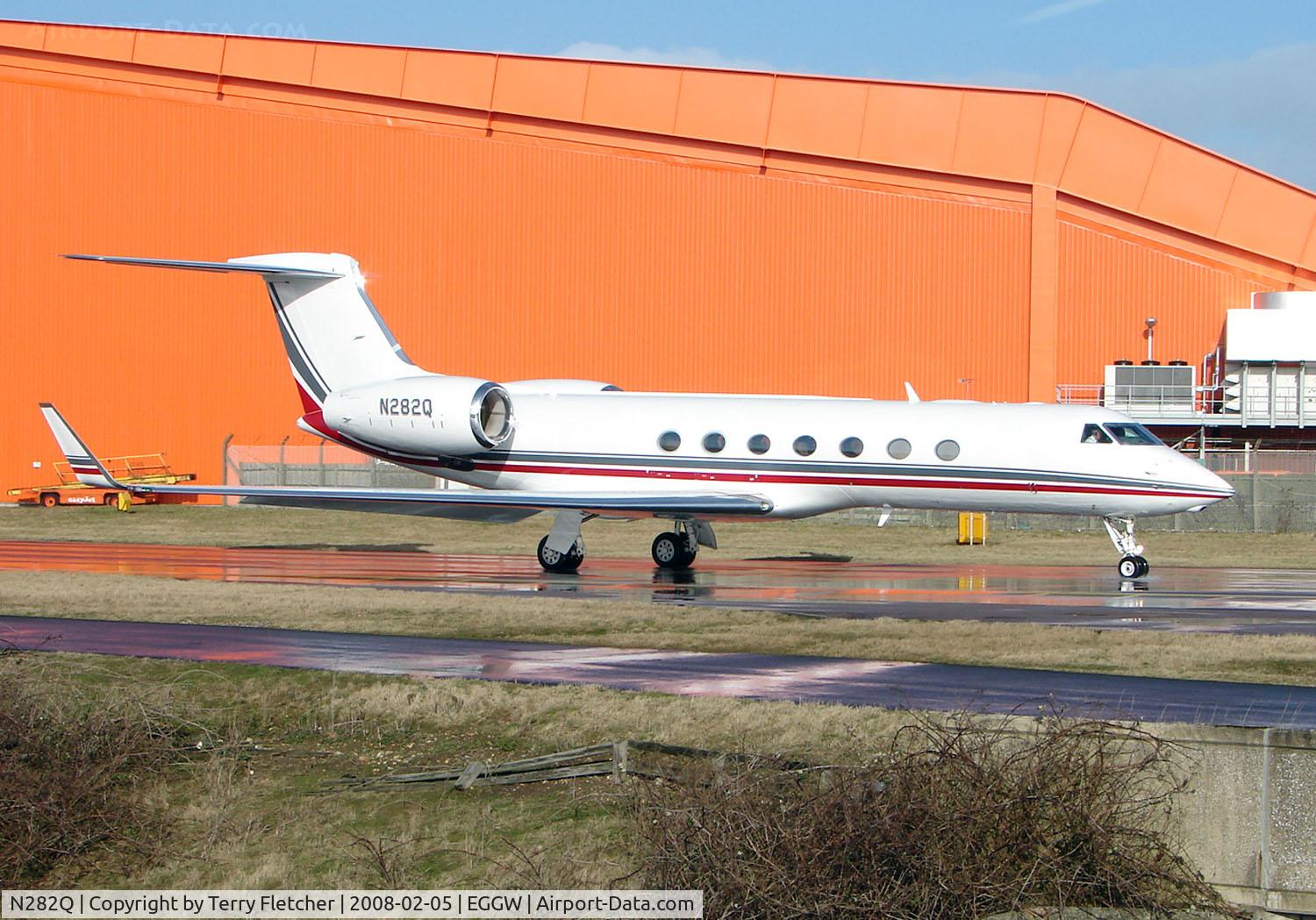 N282Q, 2005 Gulfstream Aerospace GV-SP (G550) C/N 5090, G550 prepares to leave Luton in Feb 2008