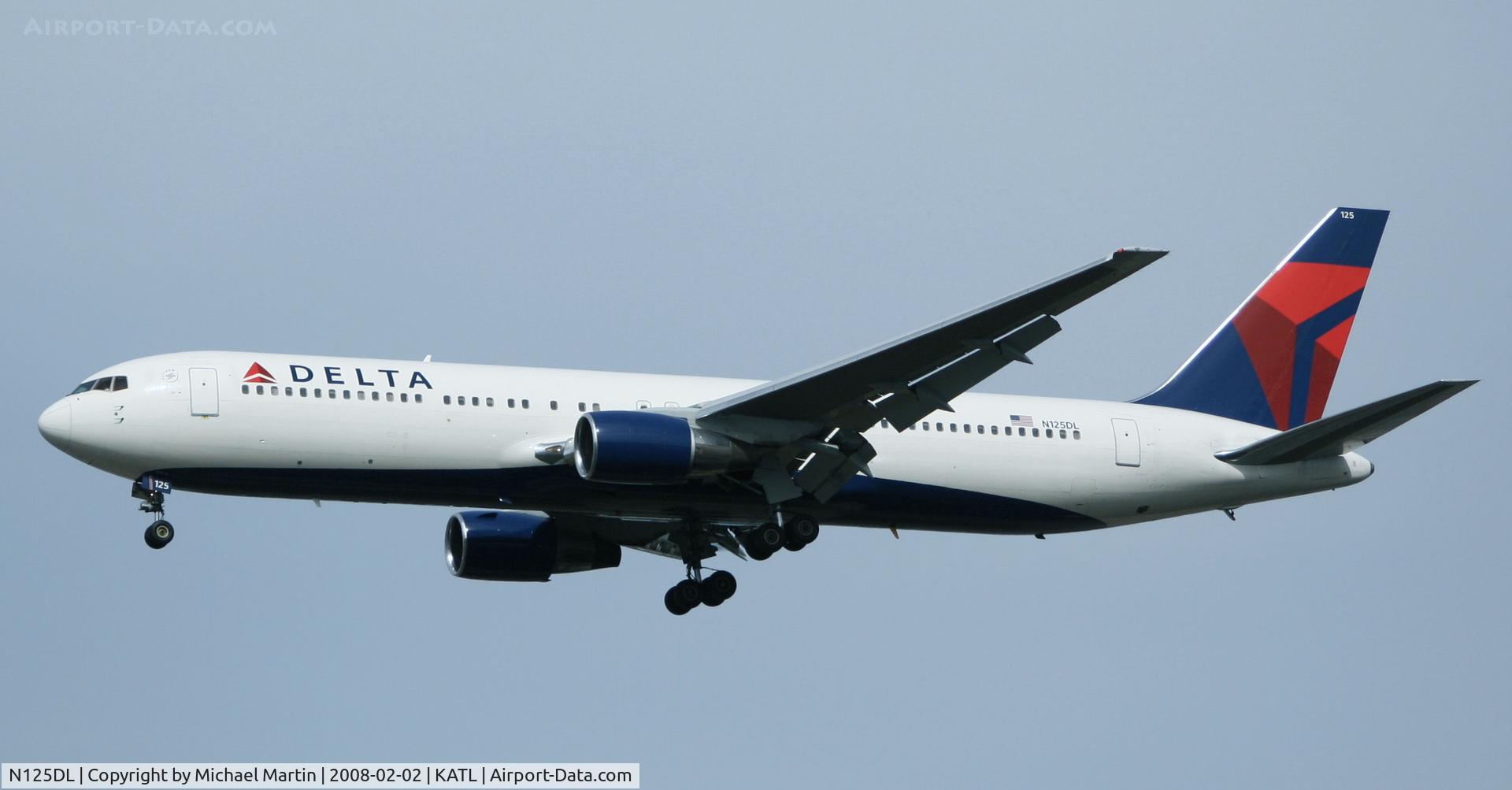 N125DL, 1988 Boeing 767-332 C/N 24075, On final for Runway 26R