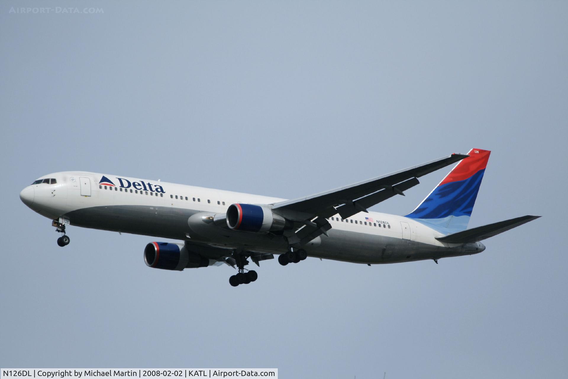 N126DL, 1988 Boeing 767-332 C/N 24076, On final for Runway 26R
