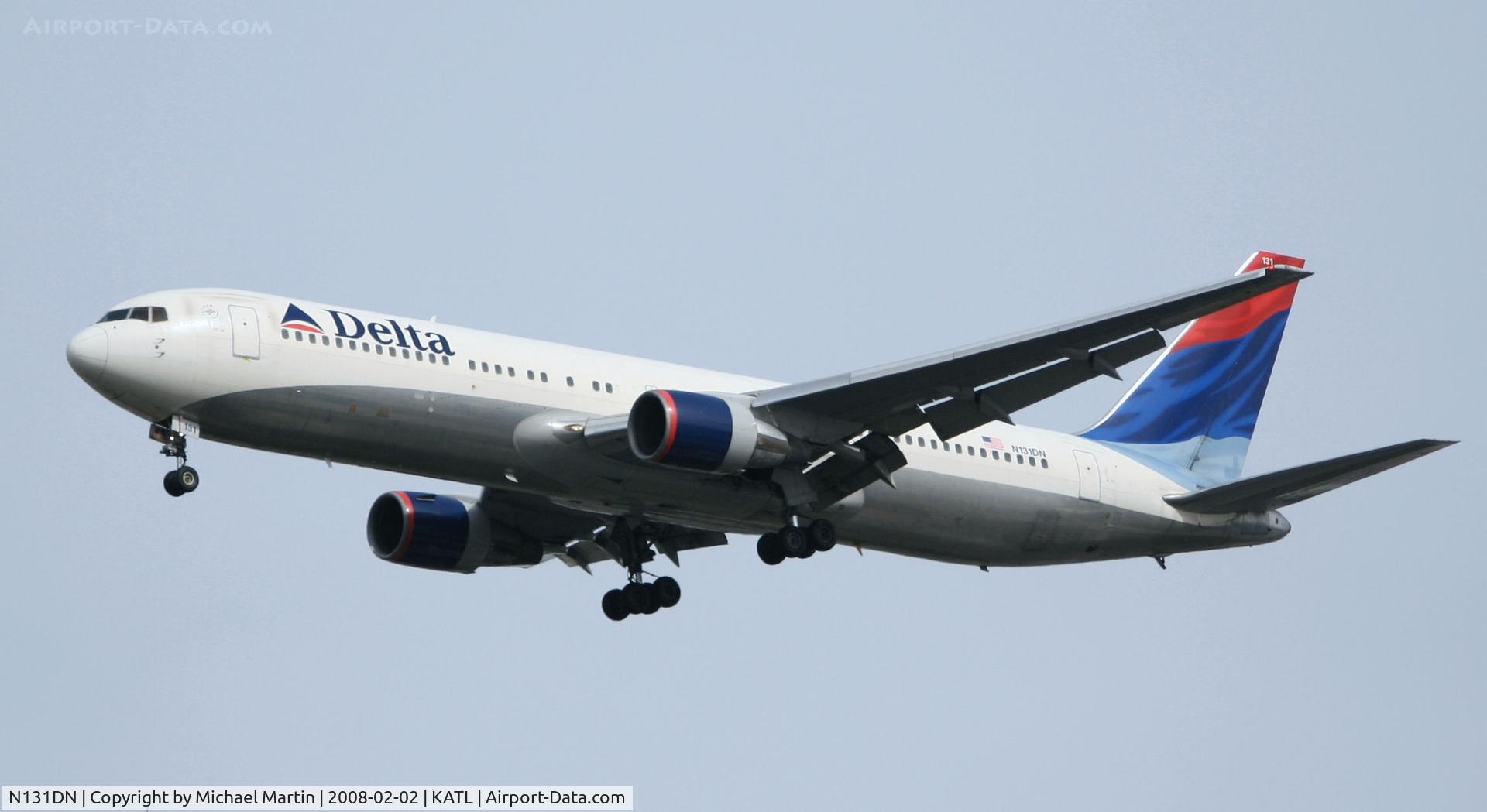 N131DN, 1990 Boeing 767-332 C/N 24852, On final for Runway 26R