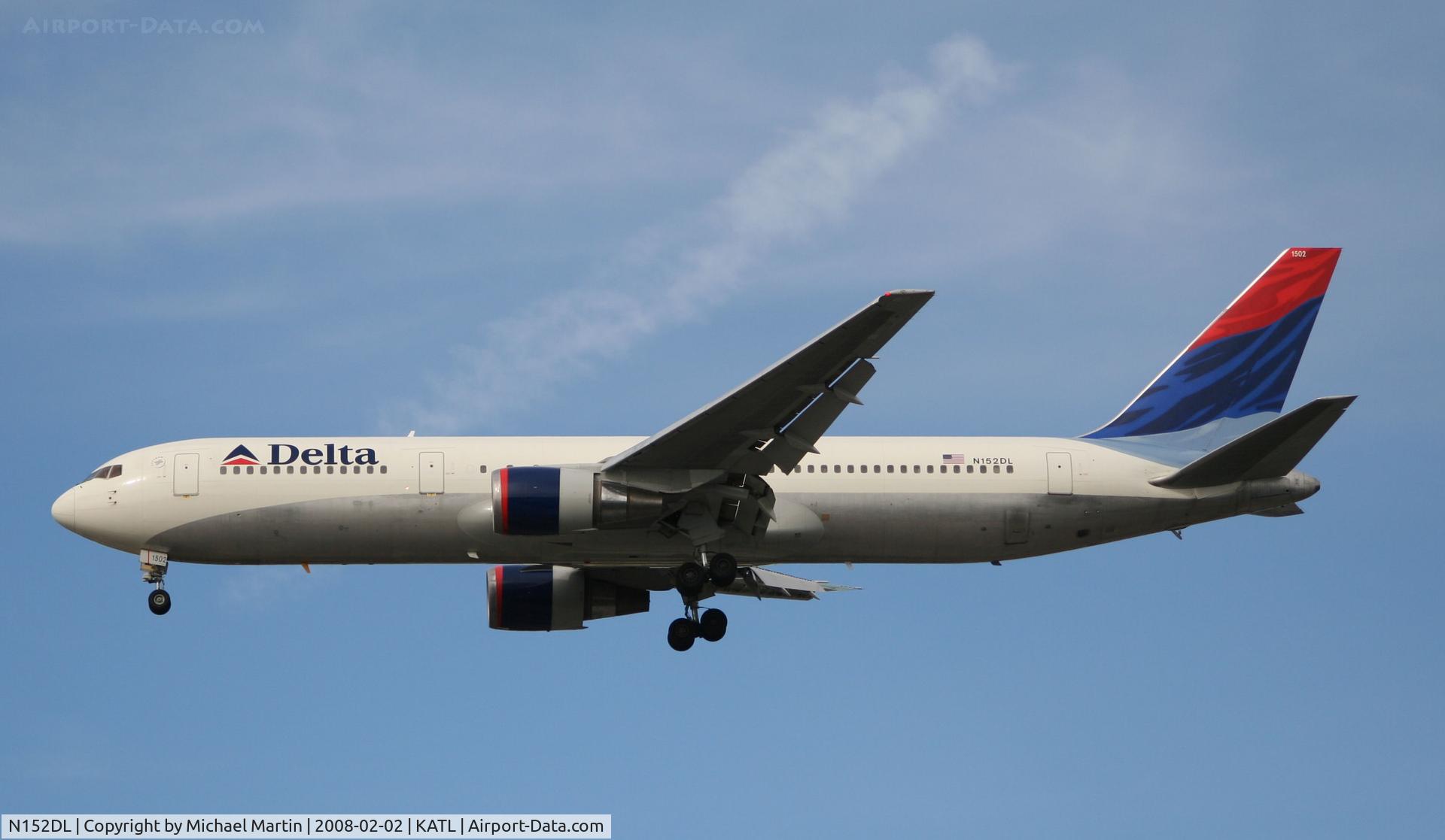 N152DL, 1990 Boeing 767-3P6 C/N 24984, On final for Runway 26R