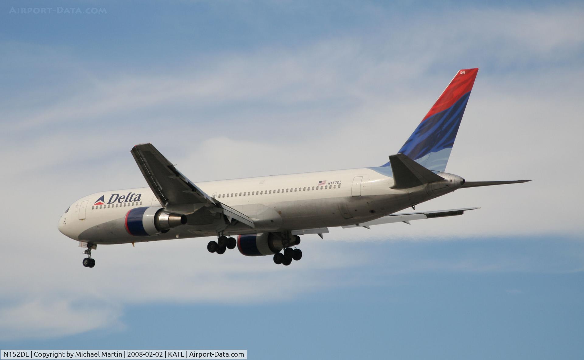 N152DL, 1990 Boeing 767-3P6 C/N 24984, Over the numbers of 26R