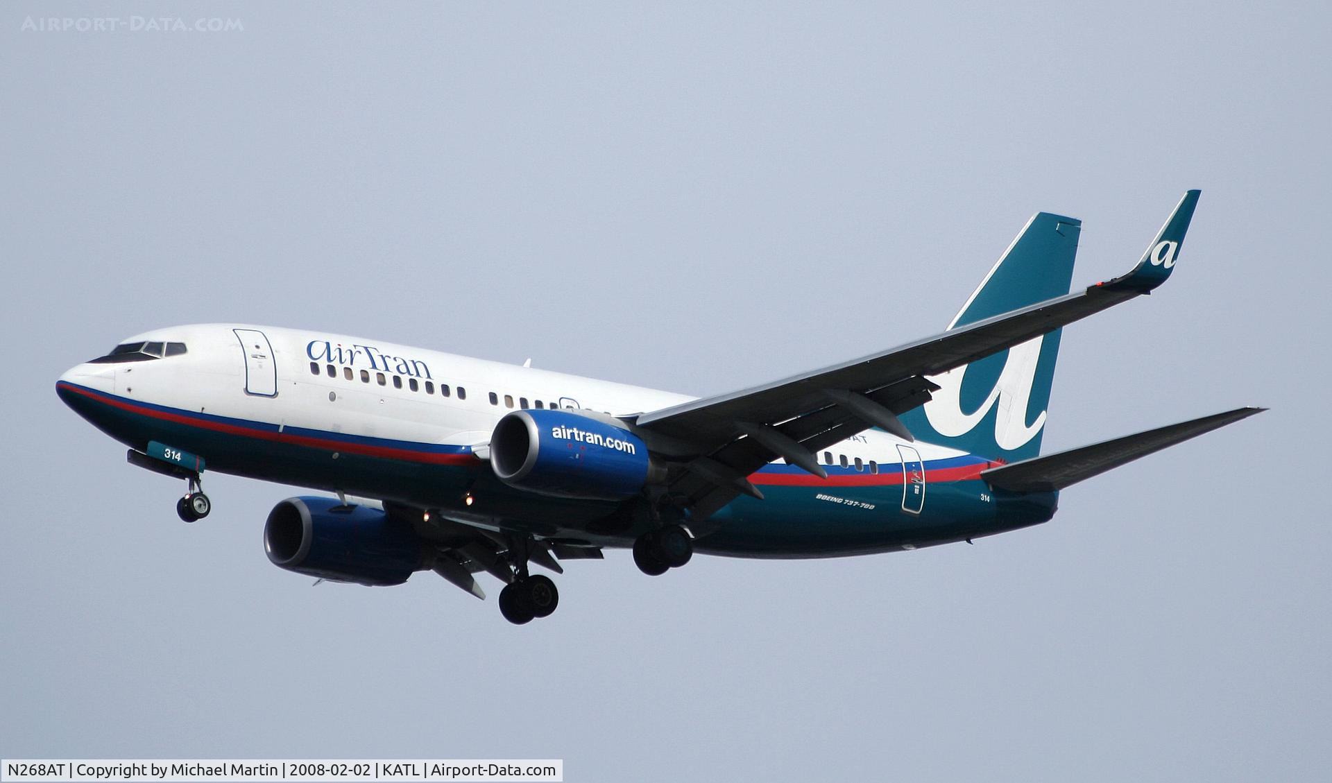 N268AT, 2005 Boeing 737-7BD C/N 33920, On final for Runway 26R