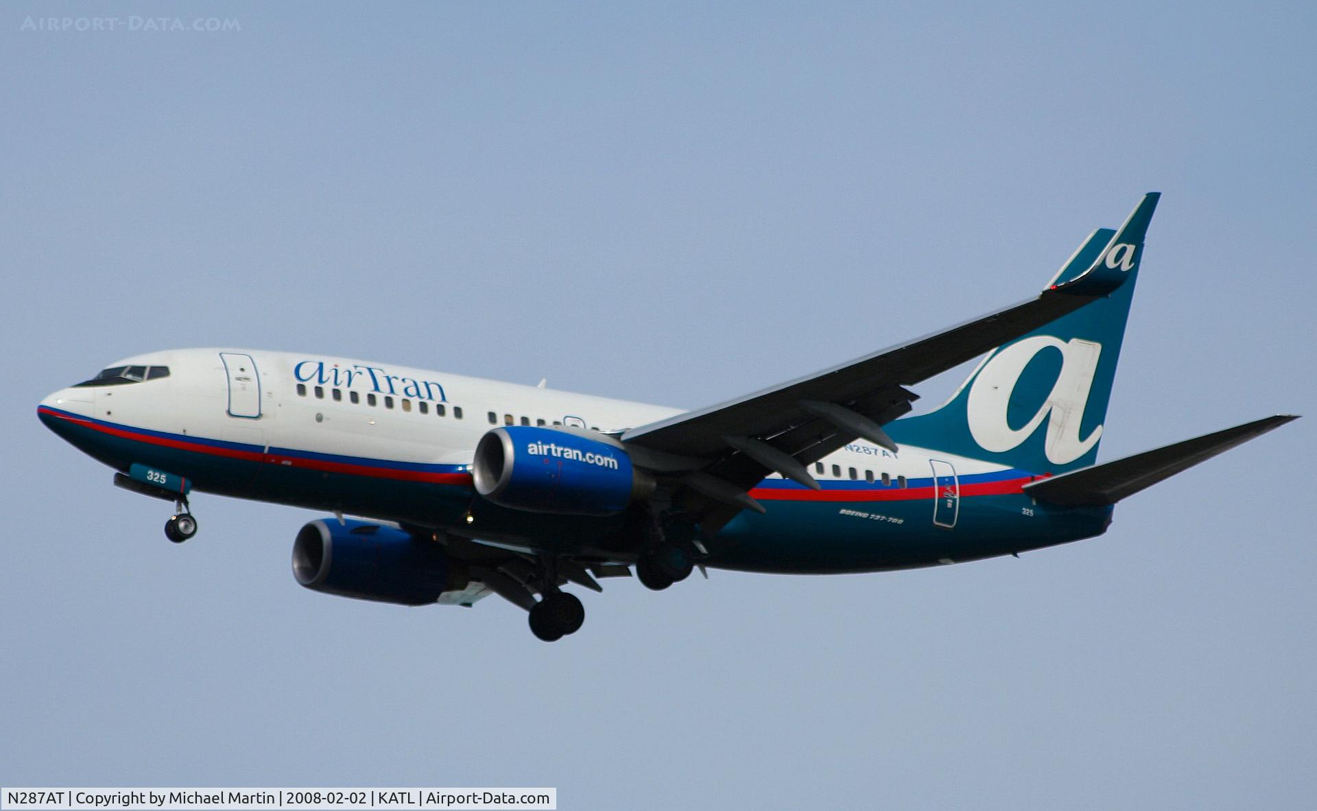 N287AT, 2006 Boeing 737-76N C/N 32671, On final for Runway 26R
