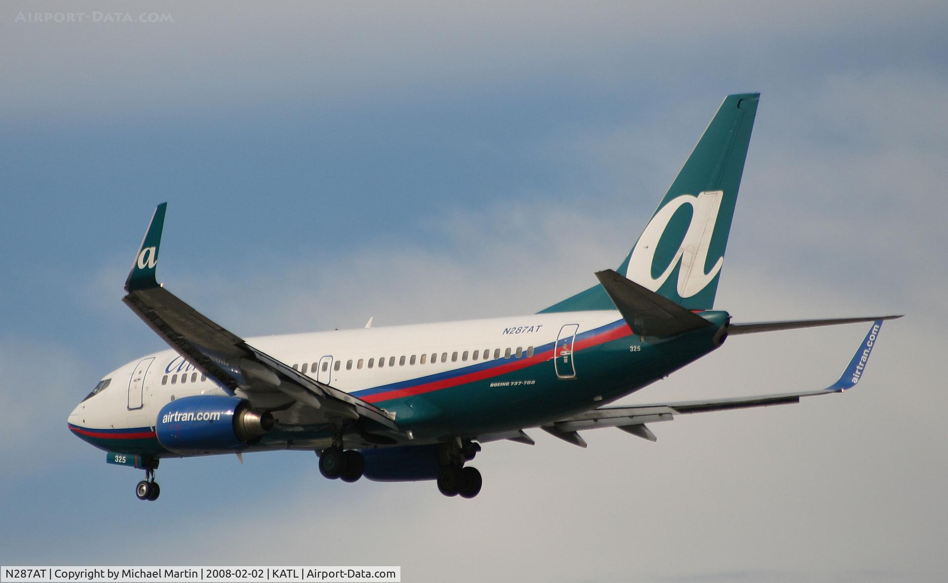 N287AT, 2006 Boeing 737-76N C/N 32671, Over the numbers of 26R