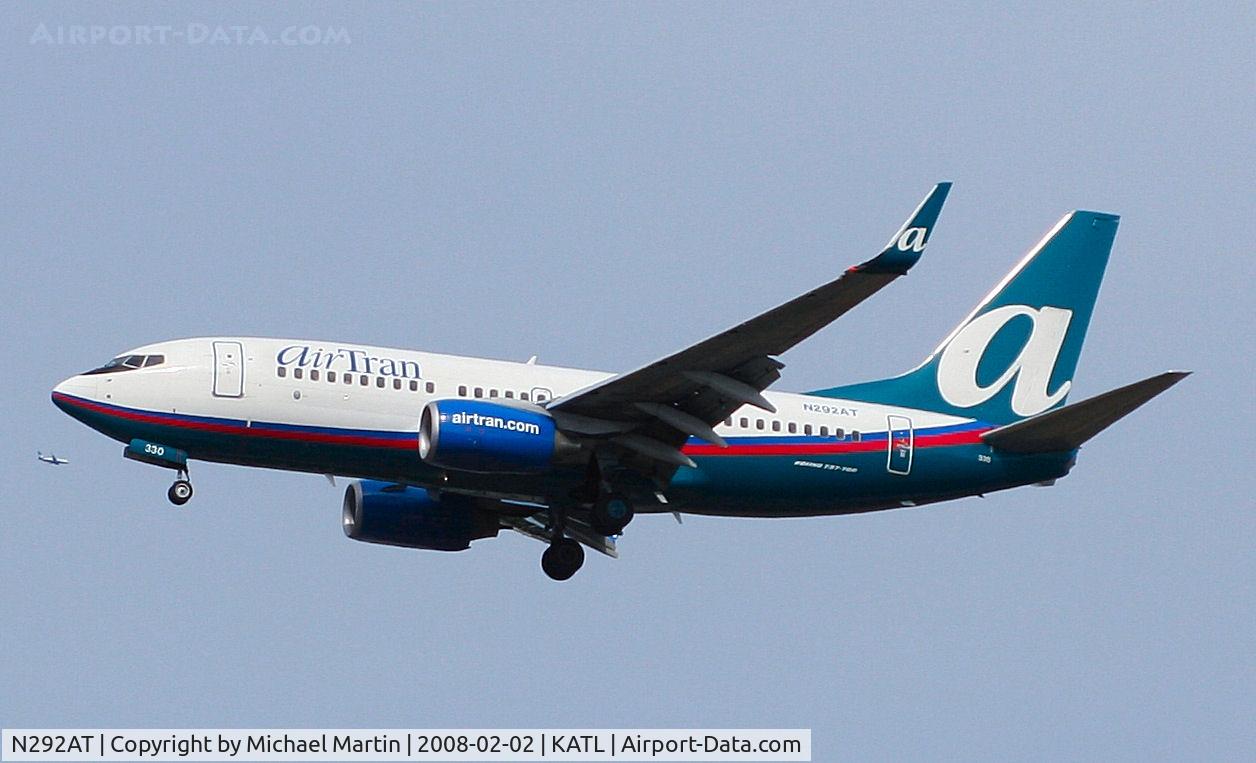N292AT, 2006 Boeing 737-7BD C/N 33926, On final for Runway 26R