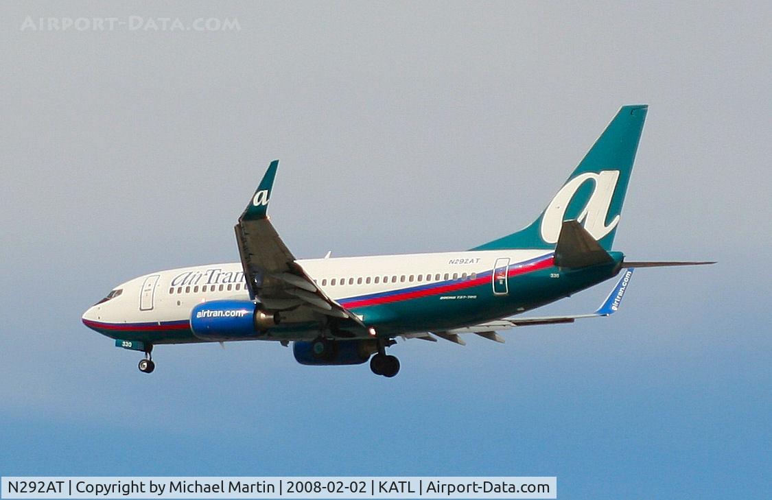 N292AT, 2006 Boeing 737-7BD C/N 33926, Over the numbers of 26R