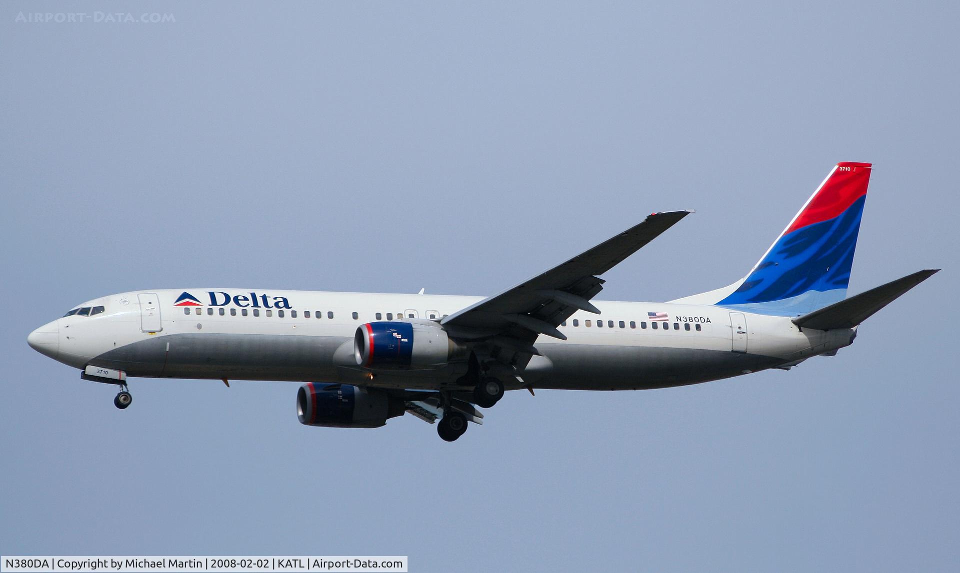N380DA, 1999 Boeing 737-832 C/N 30266, On final for Runway 26R