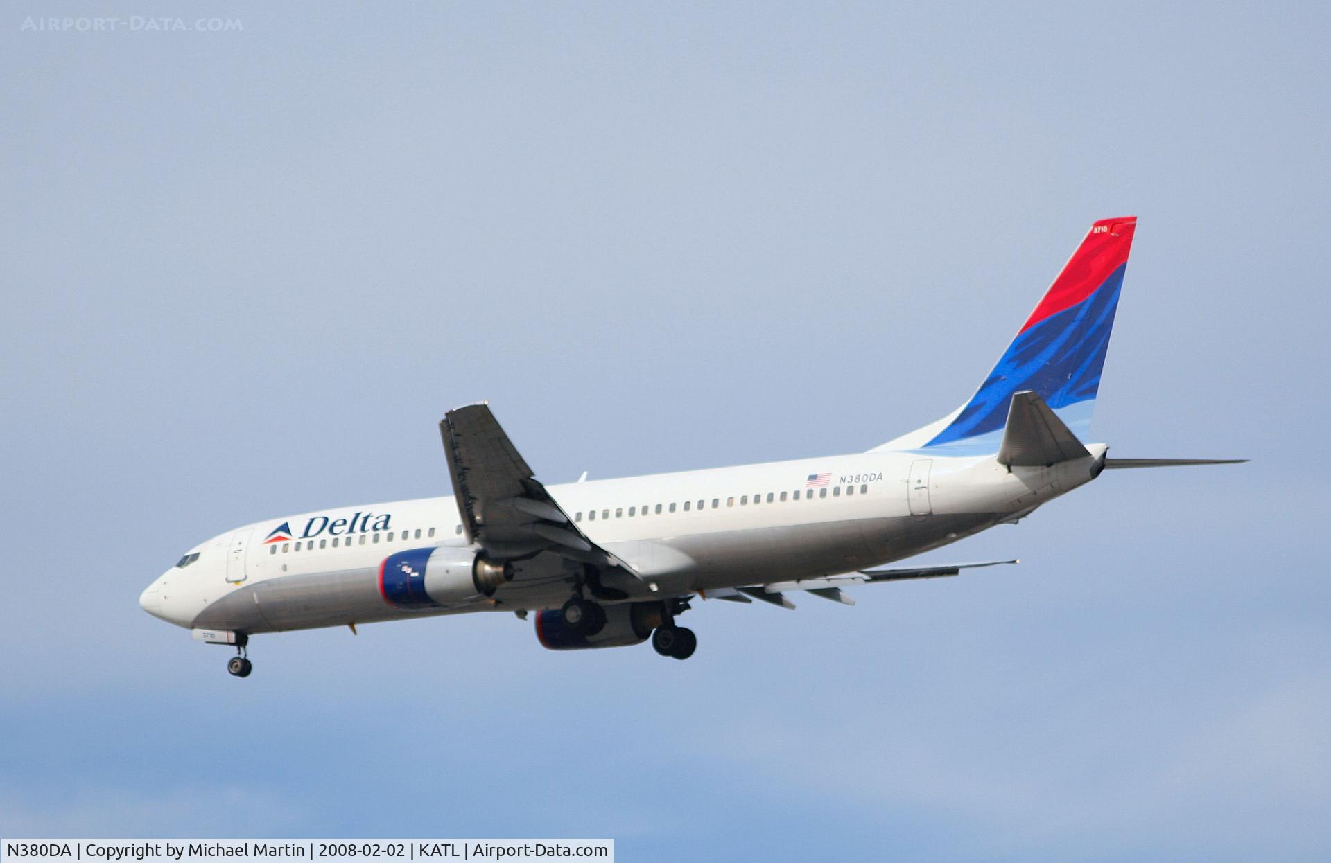 N380DA, 1999 Boeing 737-832 C/N 30266, Over the numbers of 26R
