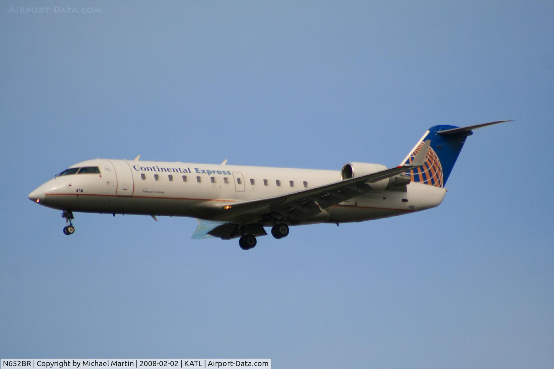 N652BR, 2000 Bombardier CRJ-200ER (CL-600-2B19) C/N 7429, On final for Runway 26R