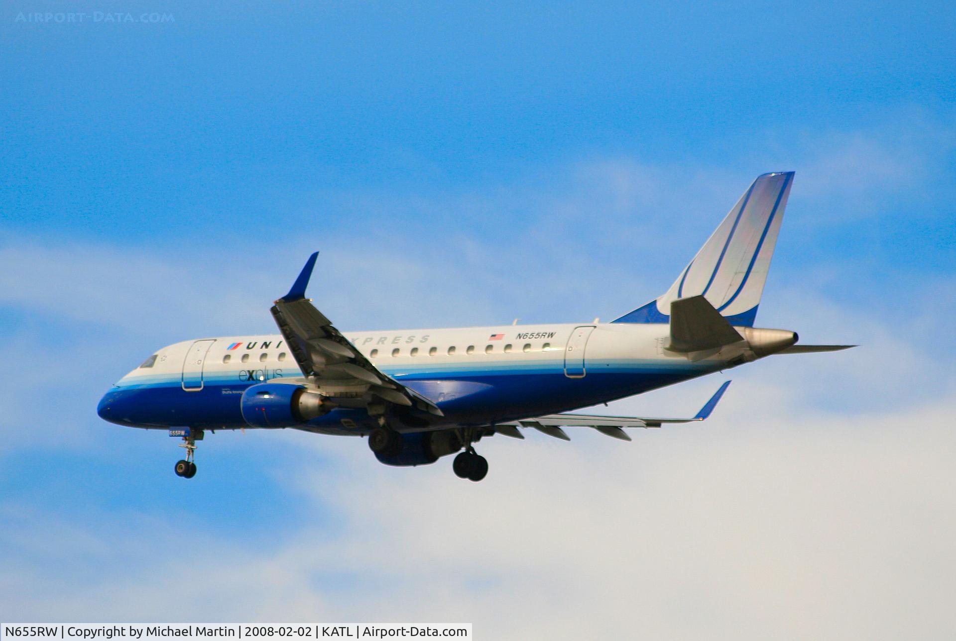 N655RW, 2005 Embraer 170SE (ERJ-170-100SE) C/N 17000105, Over the numbers of 26R