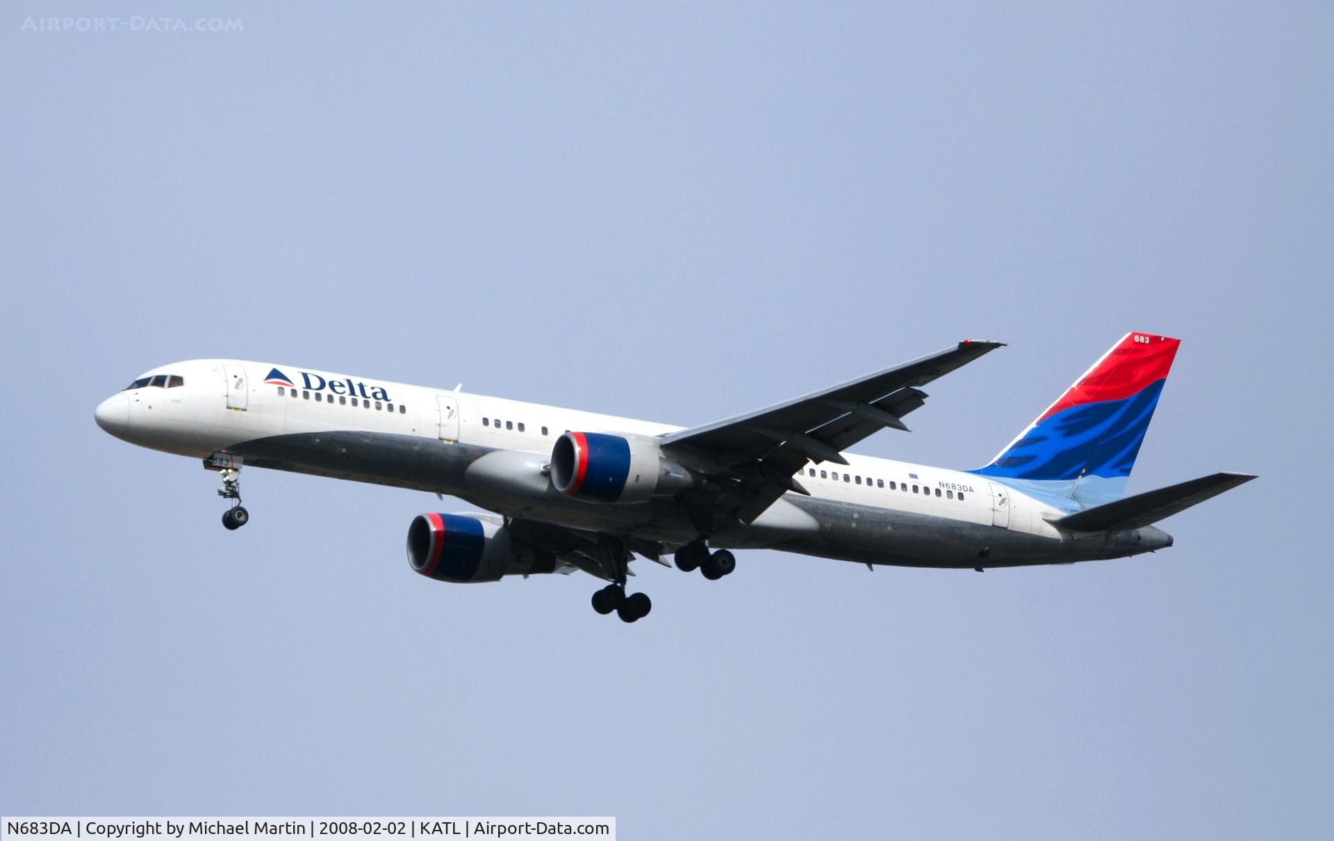 N683DA, 1993 Boeing 757-232 C/N 27103, On final for Runway 26R