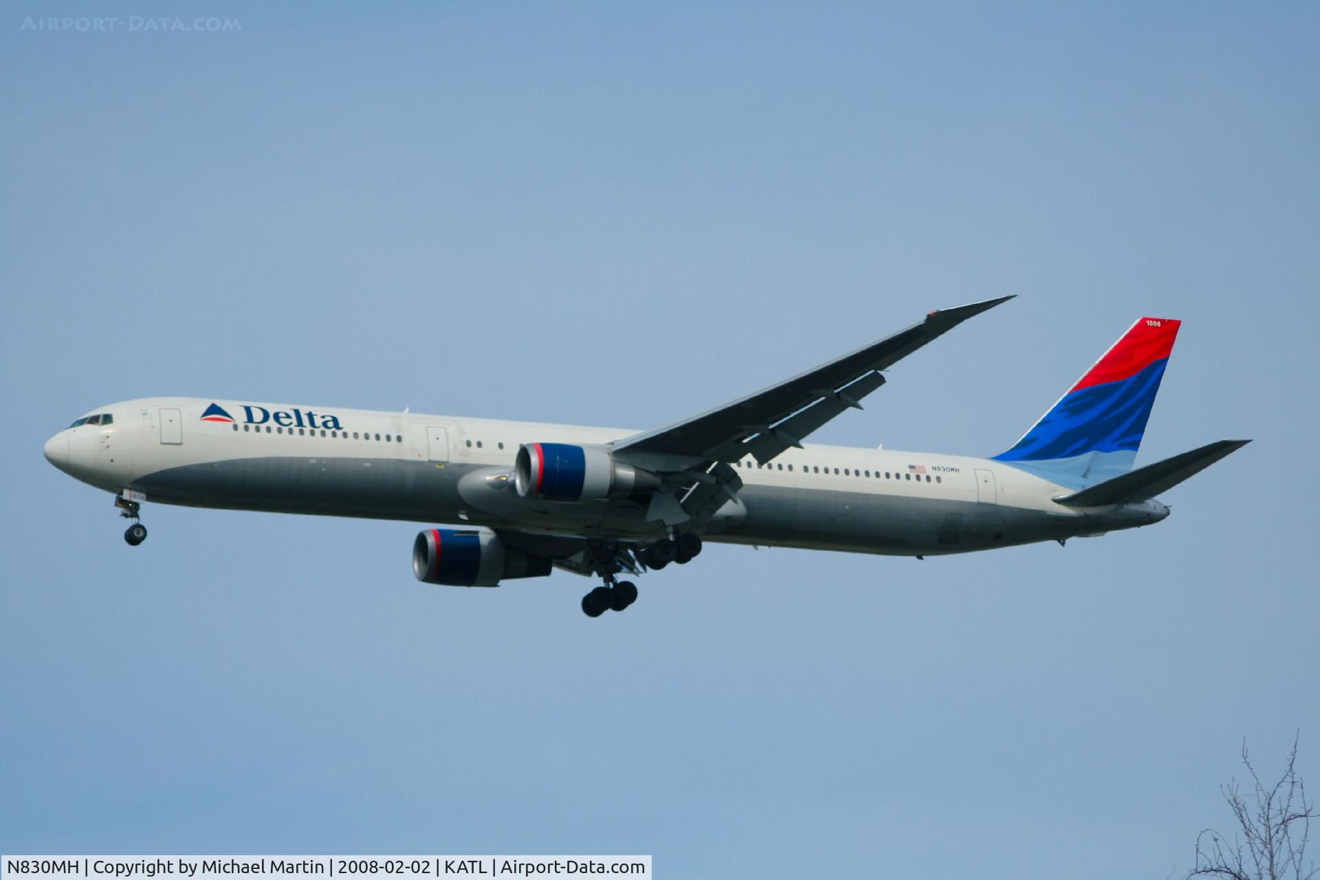 N830MH, 2000 Boeing 767-432/ER C/N 29701, On final for Runway 26R