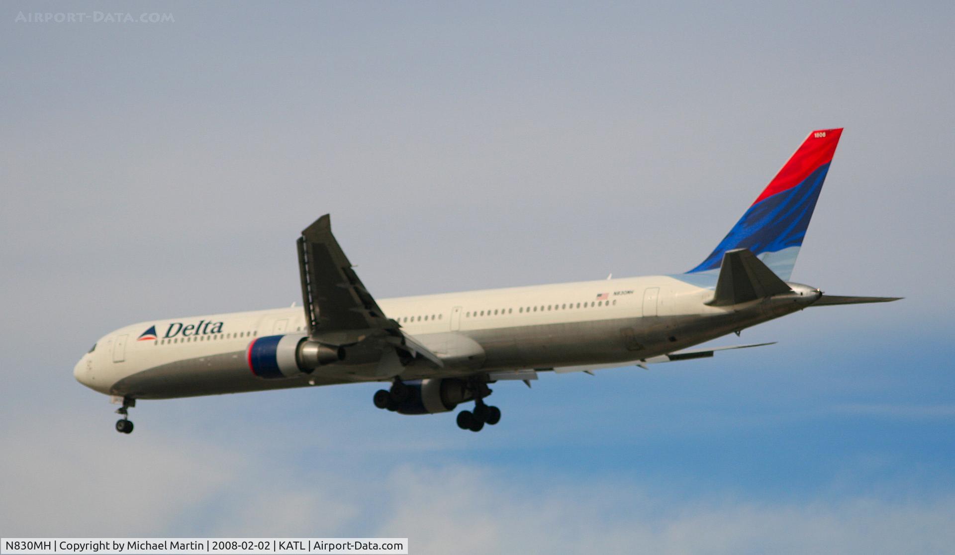 N830MH, 2000 Boeing 767-432/ER C/N 29701, Over the numbers of 26R