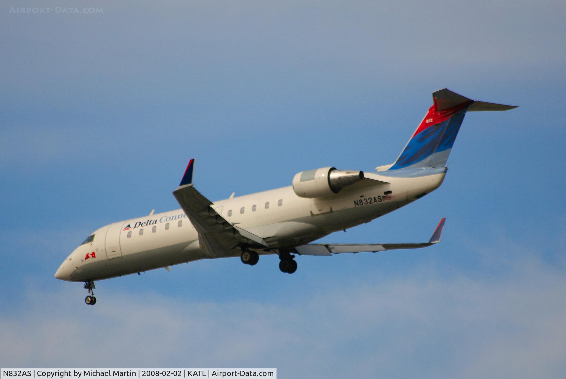 N832AS, 1998 Canadair CRJ-200ER (CL-600-2B19) C/N 7243, Over the numbers of 26R