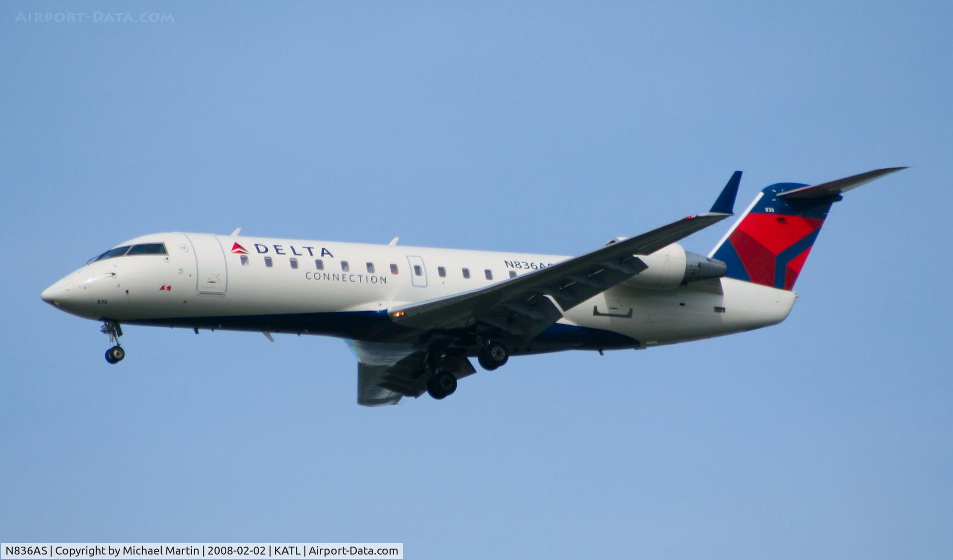 N836AS, 1998 Bombardier CRJ-200ER (CL-600-2B19) C/N 7263, On final for Runway 26R