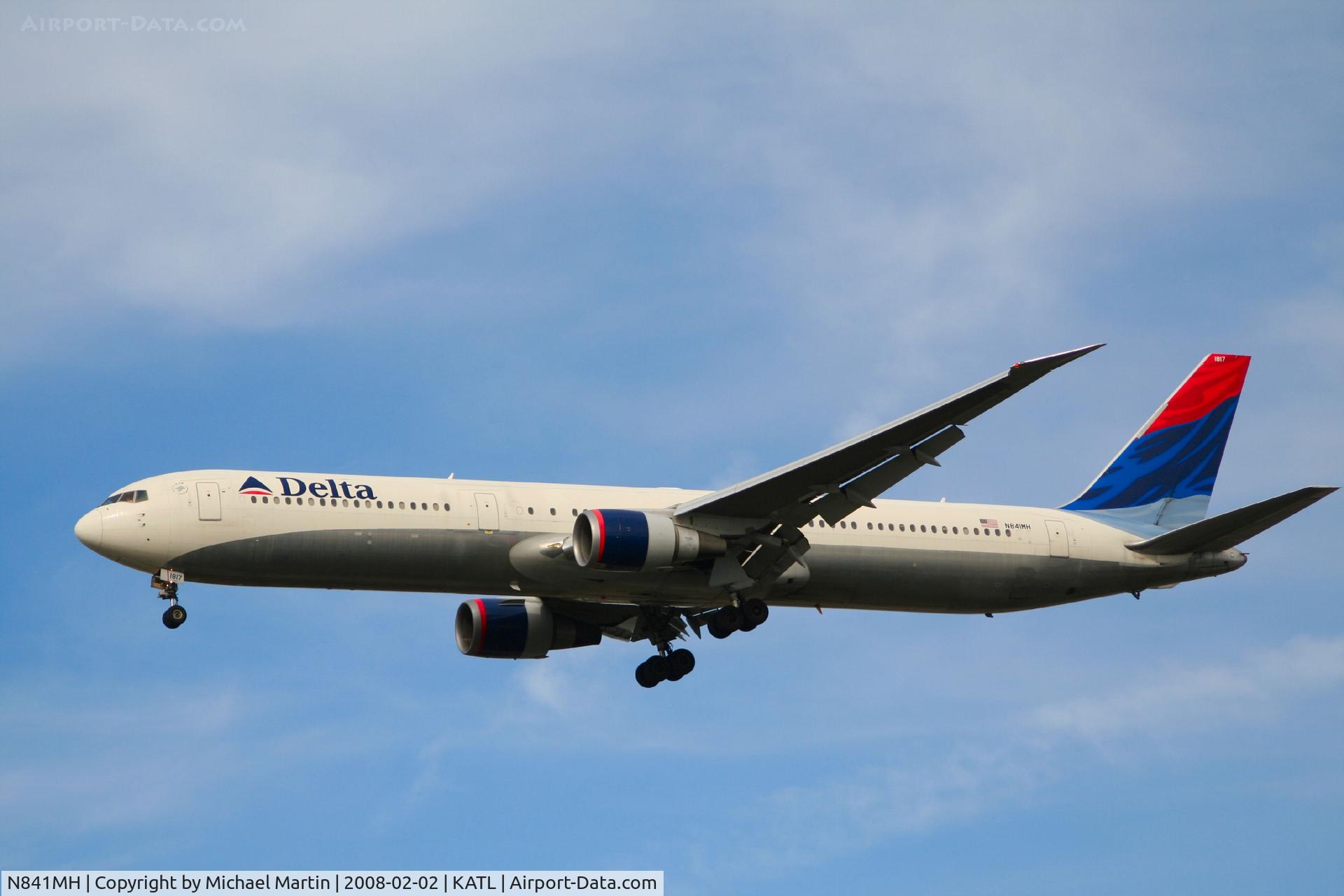 N841MH, 2001 Boeing 767-432/ER C/N 29714, On final for Runway 26R