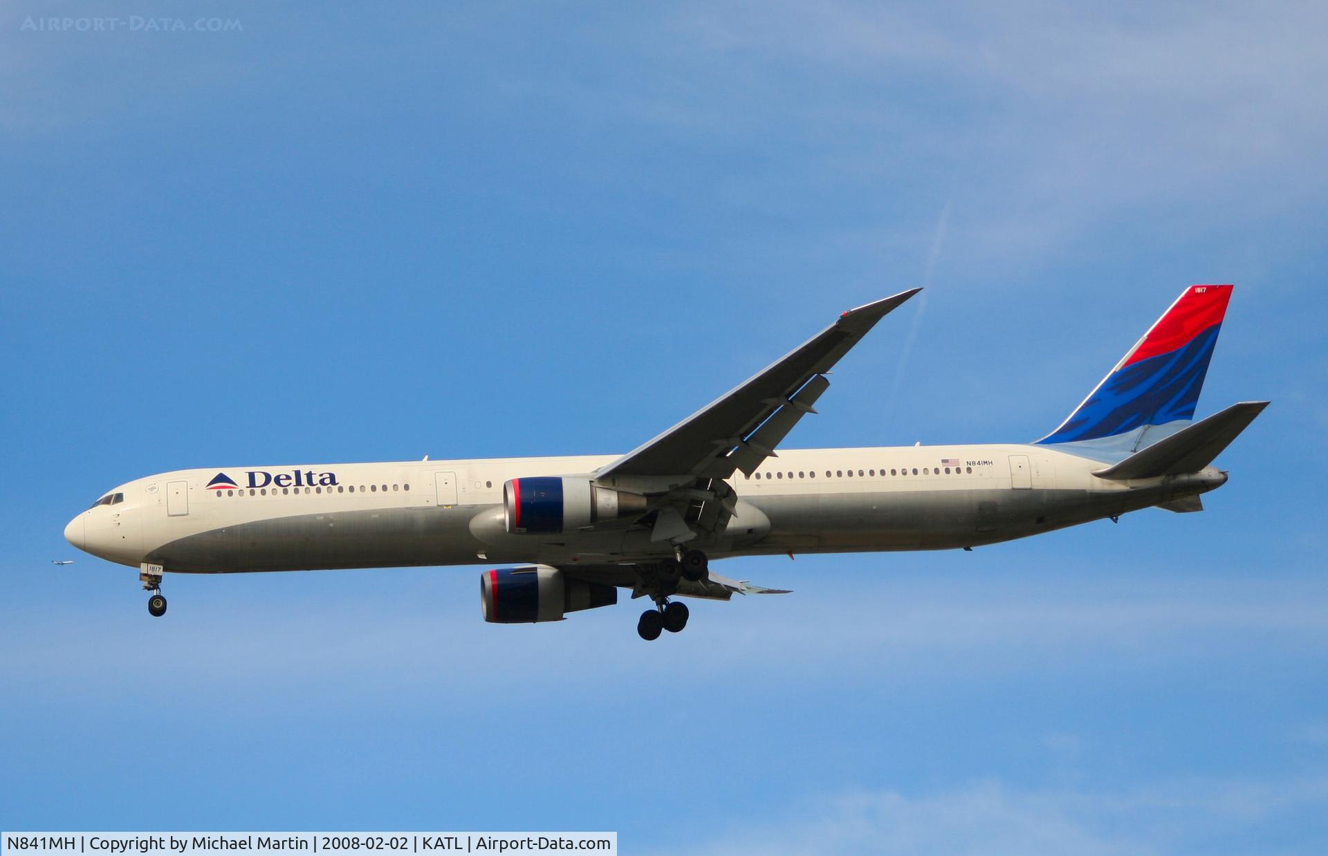 N841MH, 2001 Boeing 767-432/ER C/N 29714, On final for Runway 26R