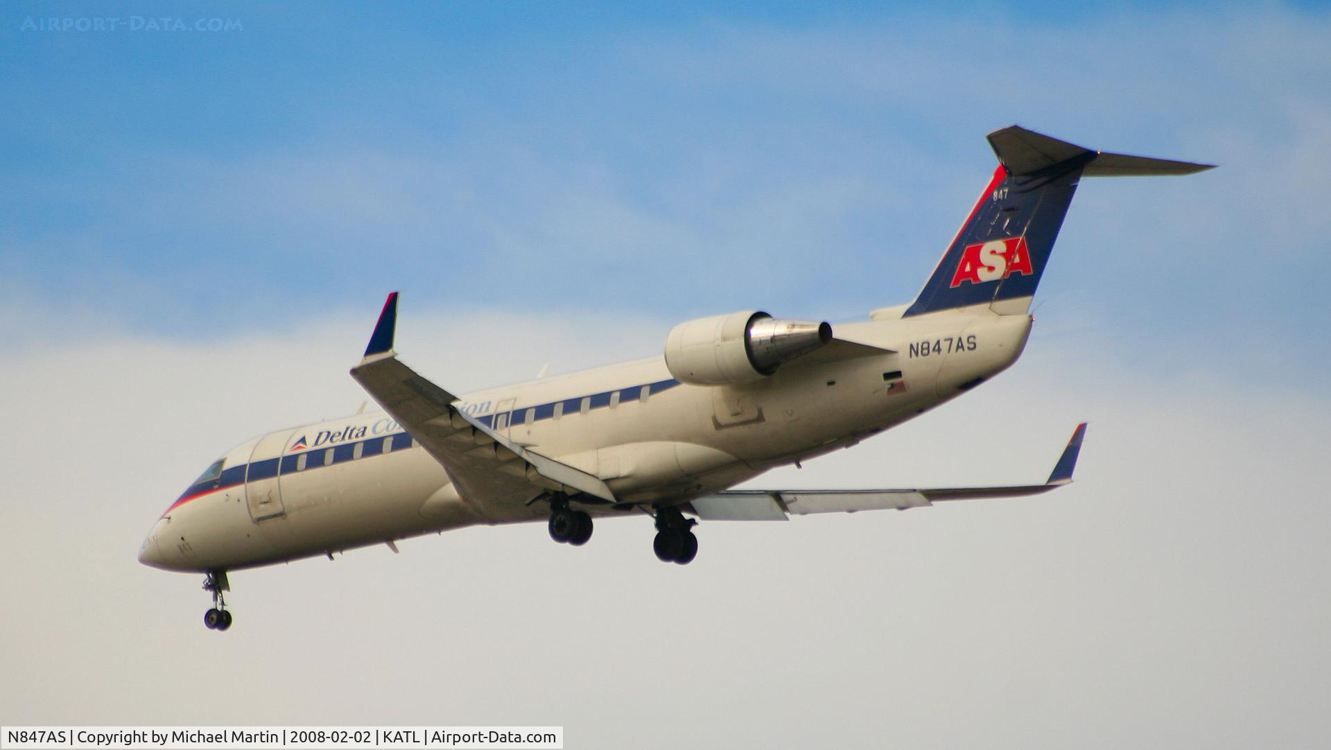 N847AS, 1999 Bombardier CRJ-200ER (CL-600-2B19) C/N 7335, Over the numbers of 26R