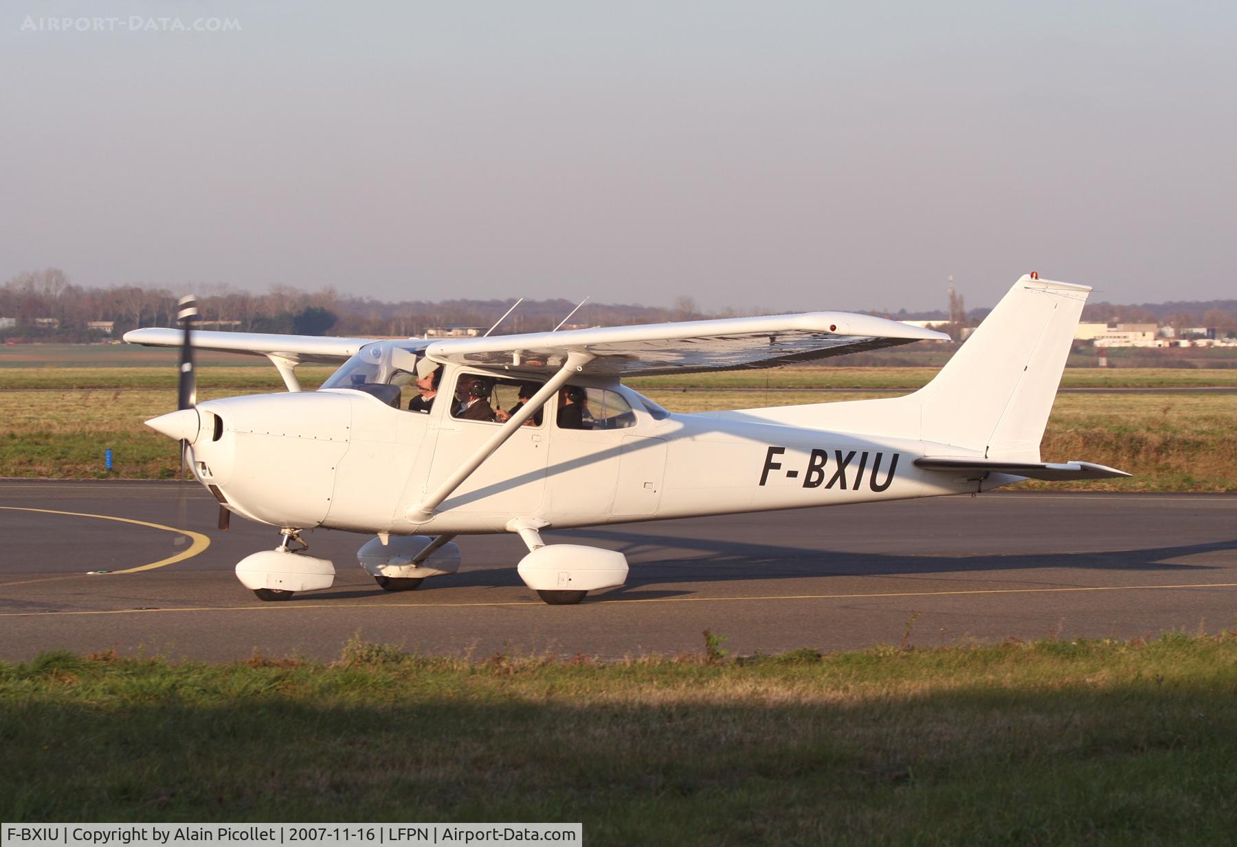 F-BXIU, Reims F172M Skyhawk Skyhawk C/N 1351, on the taxi-way
