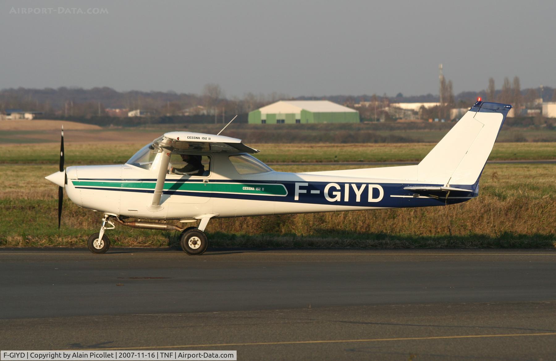 F-GIYD, Reims F152 C/N 152-82164, taxing on the runway