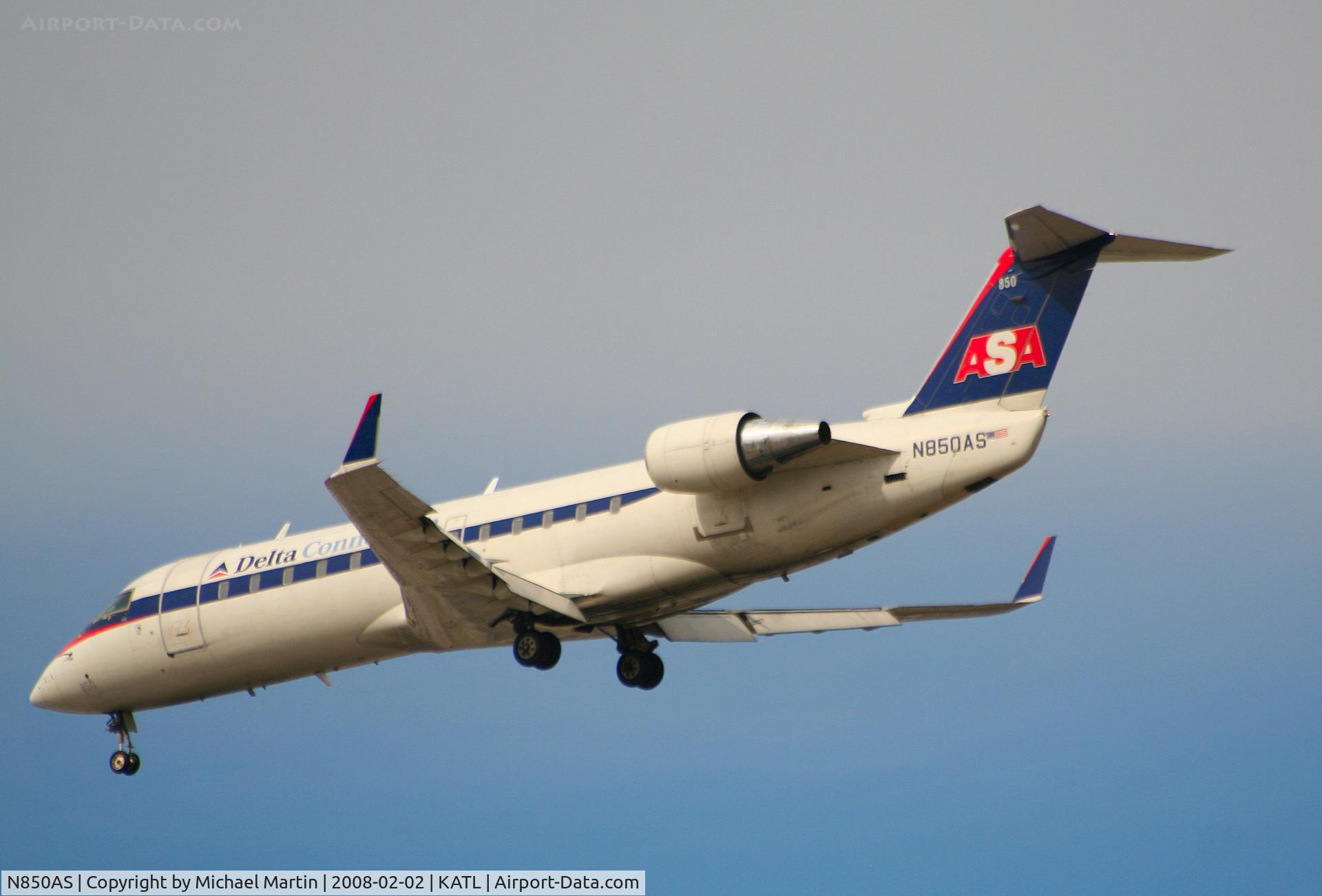 N850AS, 1999 Bombardier CRJ-200ER (CL-600-2B19) C/N 7355, Over the numbers of 26R
